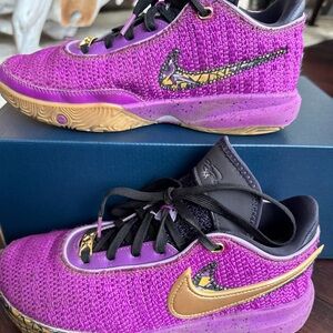Nike LeBron 20 SE Vivid Purple SHOES XX Pink Diamond Collection 7Y - FD0207-500